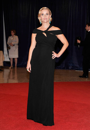Reese Witherspoon in a black Monique Lhuillier gown | Style Darling Daily
